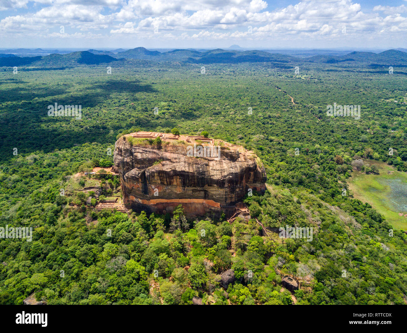 Sigiriya o Lion Rock, antica fortezza e un palazzo con giardini, piscine e terrazze sulla cima della roccia di granito in Dambulla, Sri Lanka. Vista aerea. Foto Stock