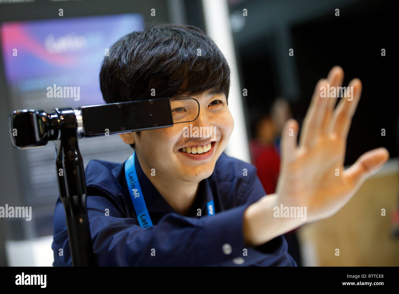 Un Letinarr membro dello staff alla prova la loro ottica di AR augmented reality sistema ottico interno Letinar stand al Mobile World Congress di Barcellona, Spagna, Foto Stock