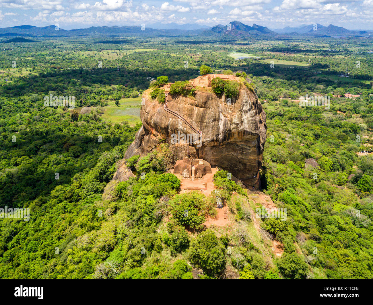 Sigiriya o Lion Rock, antica fortezza e un palazzo con giardini, piscine e terrazze sulla cima della roccia di granito in Dambulla, Sri Lanka. Vista aerea. Foto Stock