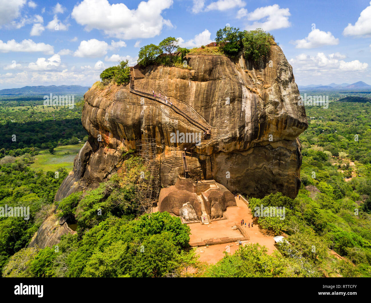 Sigiriya o Lion Rock, antica fortezza e un palazzo con giardini, piscine e terrazze sulla cima della roccia di granito in Dambulla, Sri Lanka. Vista aerea. Foto Stock