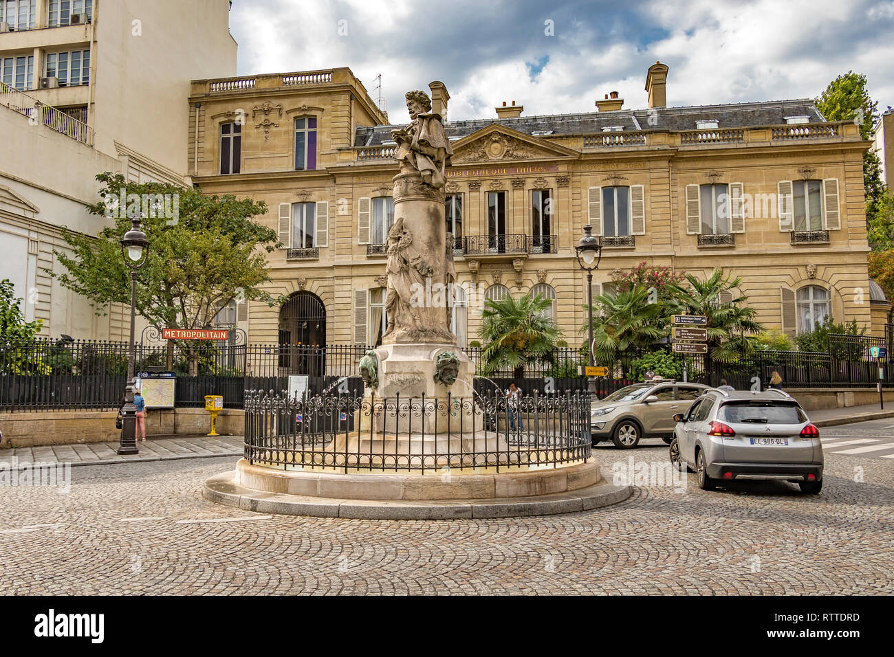 L'elegante , luogo circolare Saint-Georges con una fontana sormontata con il busto di illustrator Paolo Garvani nel centro del cerchio,Parigi Foto Stock