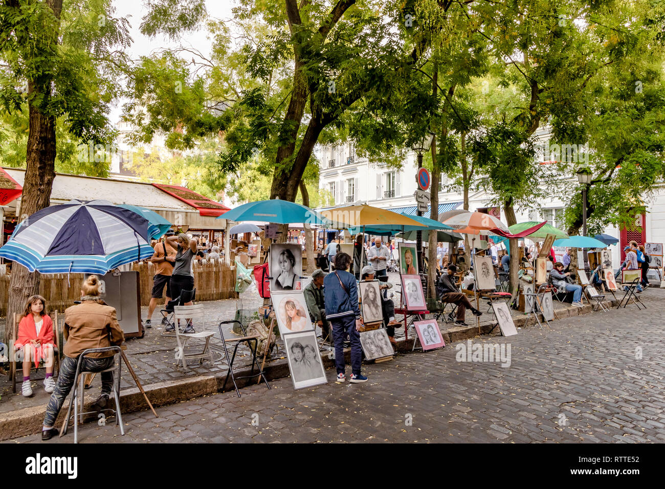Artisti che dipingono e espongono le loro opere in Place Du Tetre, una popolare piazza a Montmartre Parigi, Francia Foto Stock