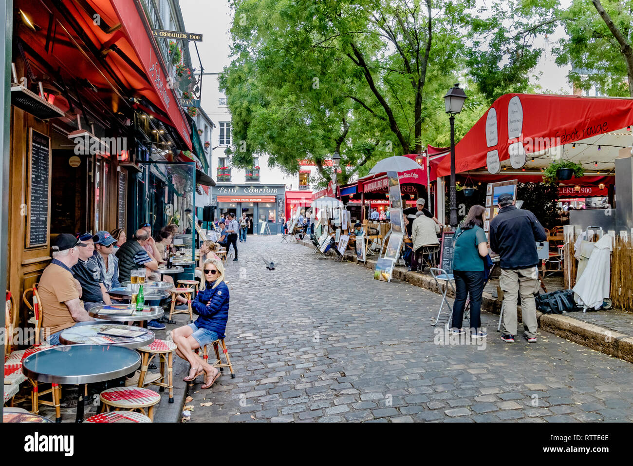 Artisti che dipingono e espongono le loro opere in Place Du Tetre, una popolare piazza a Montmartre, Parigi, Francia Foto Stock