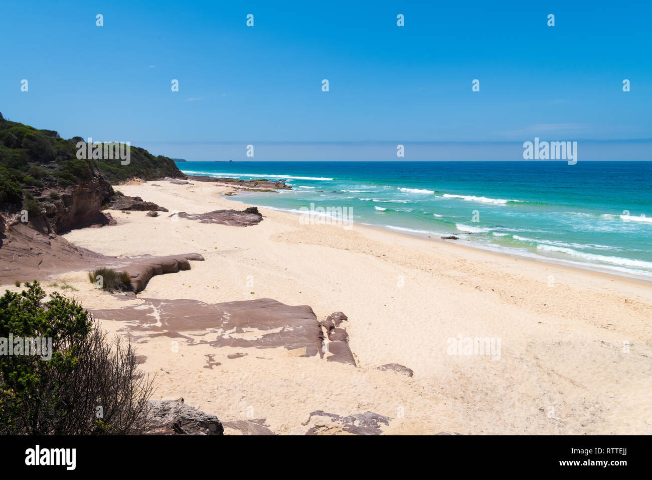 Vista su Quondolo remota spiaggia, situato in Ben Boyd National Park, NSW, Australia, popolare per surf e rockpool esplorare e soggetto a rips tid Foto Stock