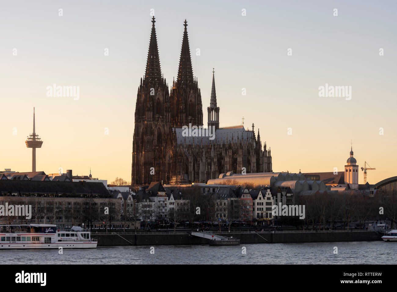 Köln, Blick von der rechten Rheinseite auf Dom und Fernsehturm Foto Stock