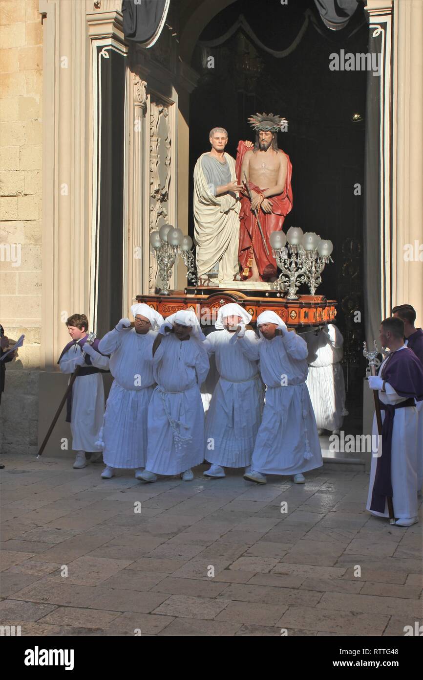 Processione del Venerdì Santo a Zejtun sull isola di Malta: 5.statua - Ponzio Pilato presentando Gesù per gli ebrei Foto Stock