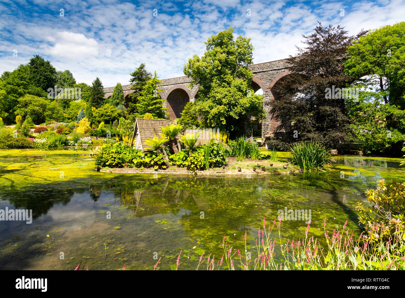 Il lago e in disuso viadotto ferroviario a Kilver giardini di corte, Shepton Mallet, Somerset, Inghilterra, Regno Unito Foto Stock