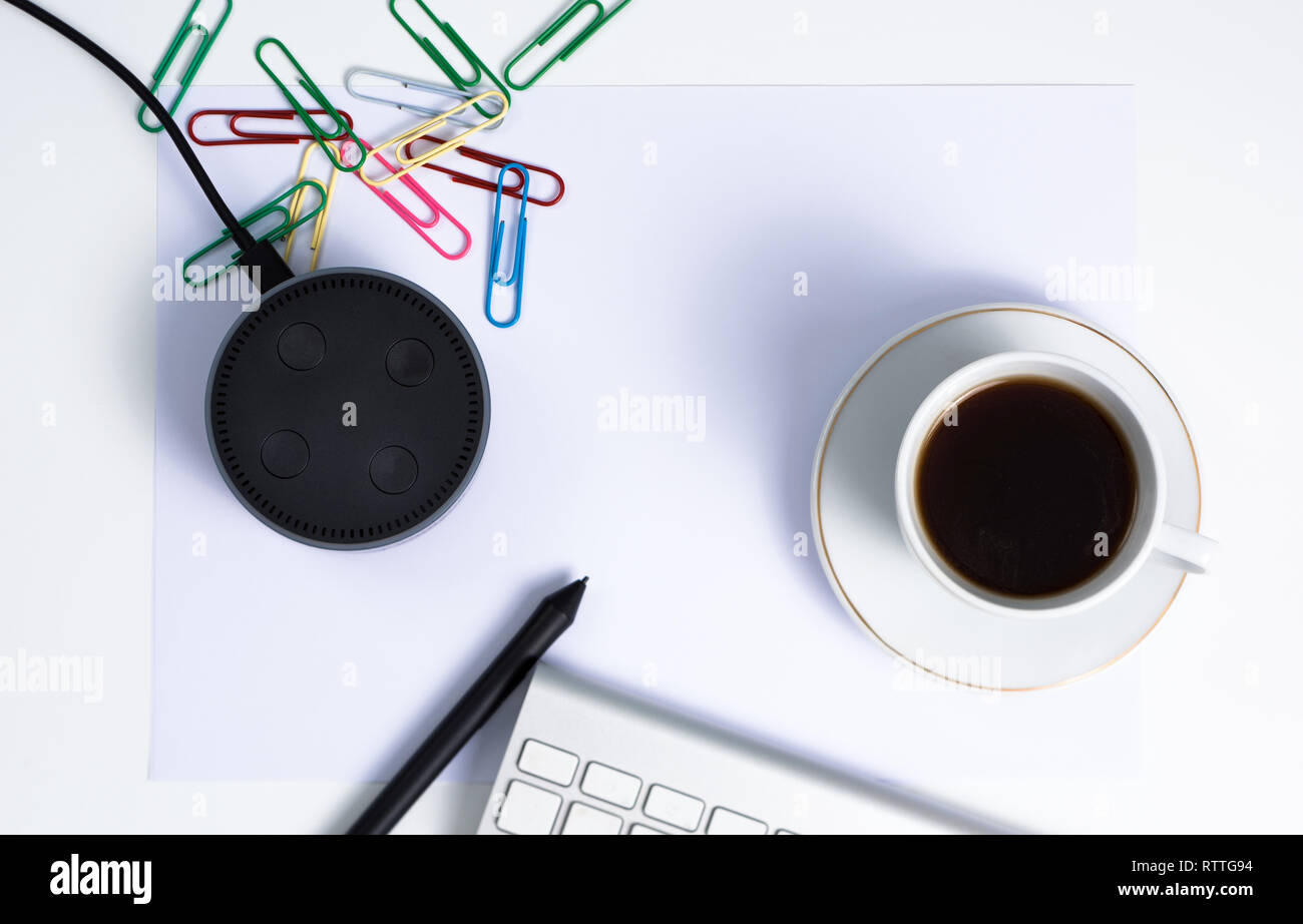 Smart Speaker (intelligenza artificiale) e scrivania concept Foto Stock