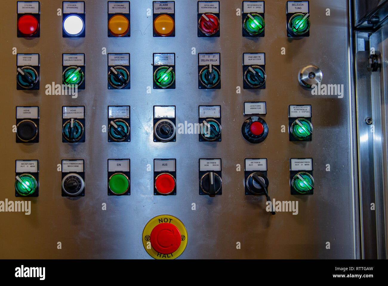 Spie di controllo e interruttori su una casella di controllo di una stazione di riempimento in una cantina Foto Stock