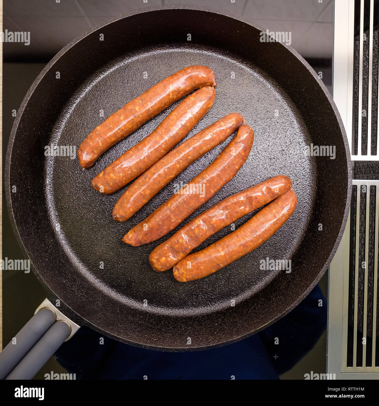 Il francese Merguez salsicce in una padella di ferro padella in ghisa Foto Stock