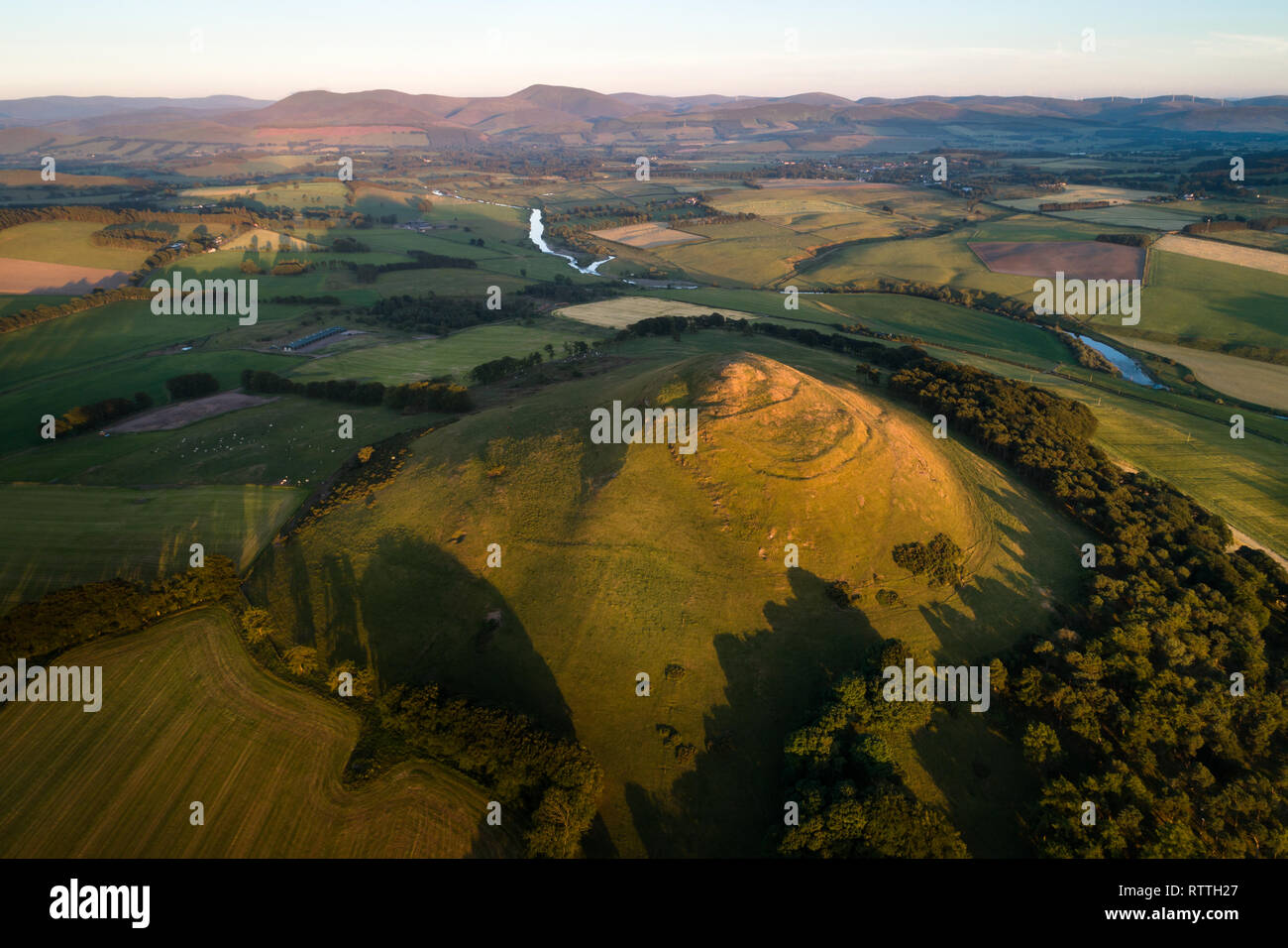 Immagine aerea che mostra il neolitico colle fortificato sulla cima di legge Quathquan vicino alla città di Biggar in South Lanarkshire. Foto Stock