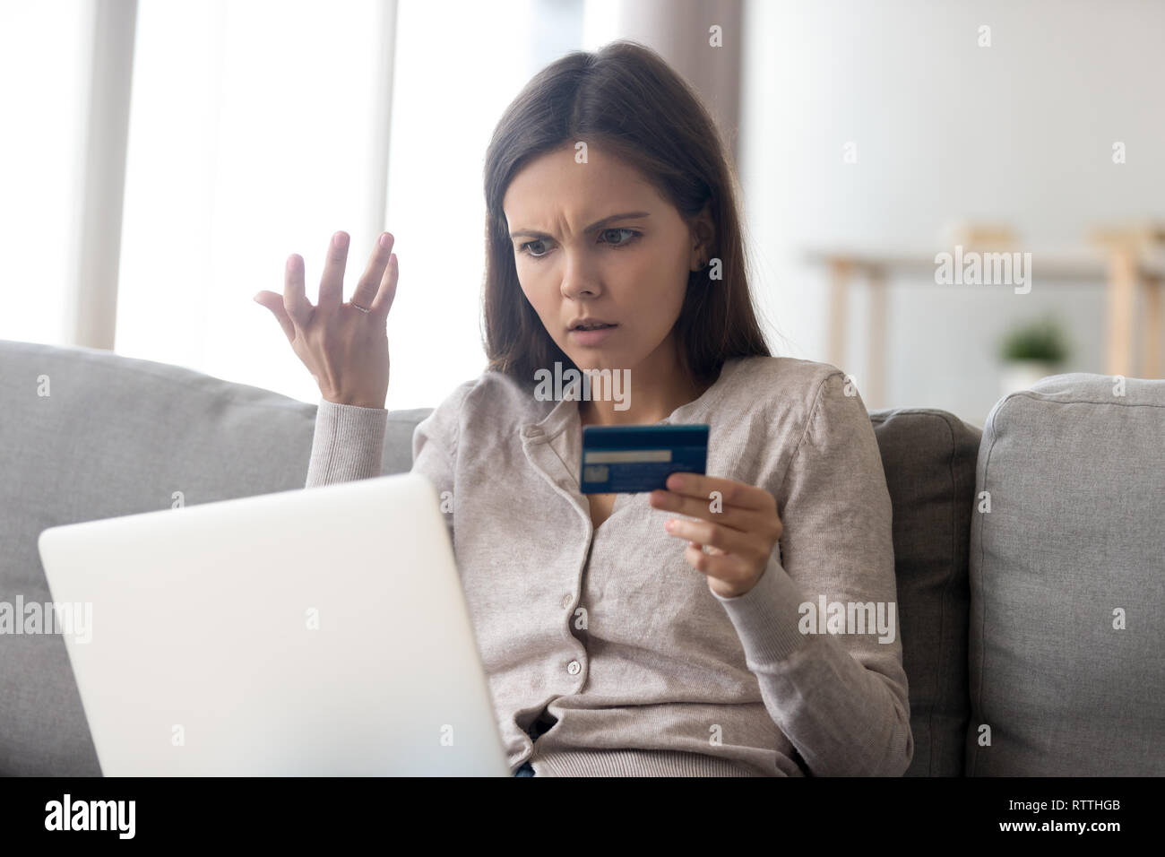 Turbare la donna utilizzando online banking, problema con carta di credito Foto Stock
