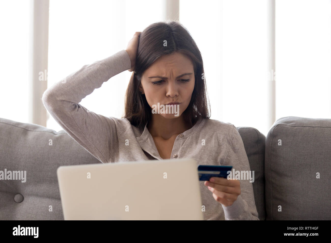 Perplesso giovane donna ho dimenticato la carta di credito la password, il problema delle finanze Foto Stock