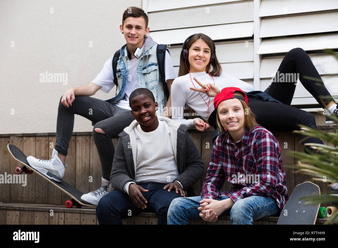 Teens felice di trascorrere del tempo insieme nella giornata divertente Foto Stock
