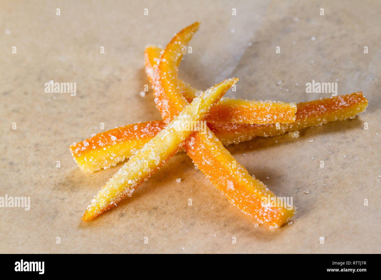 Immagine macro di casa fatta di scorza d'arancia candita con grandi granuli di zucchero Foto Stock