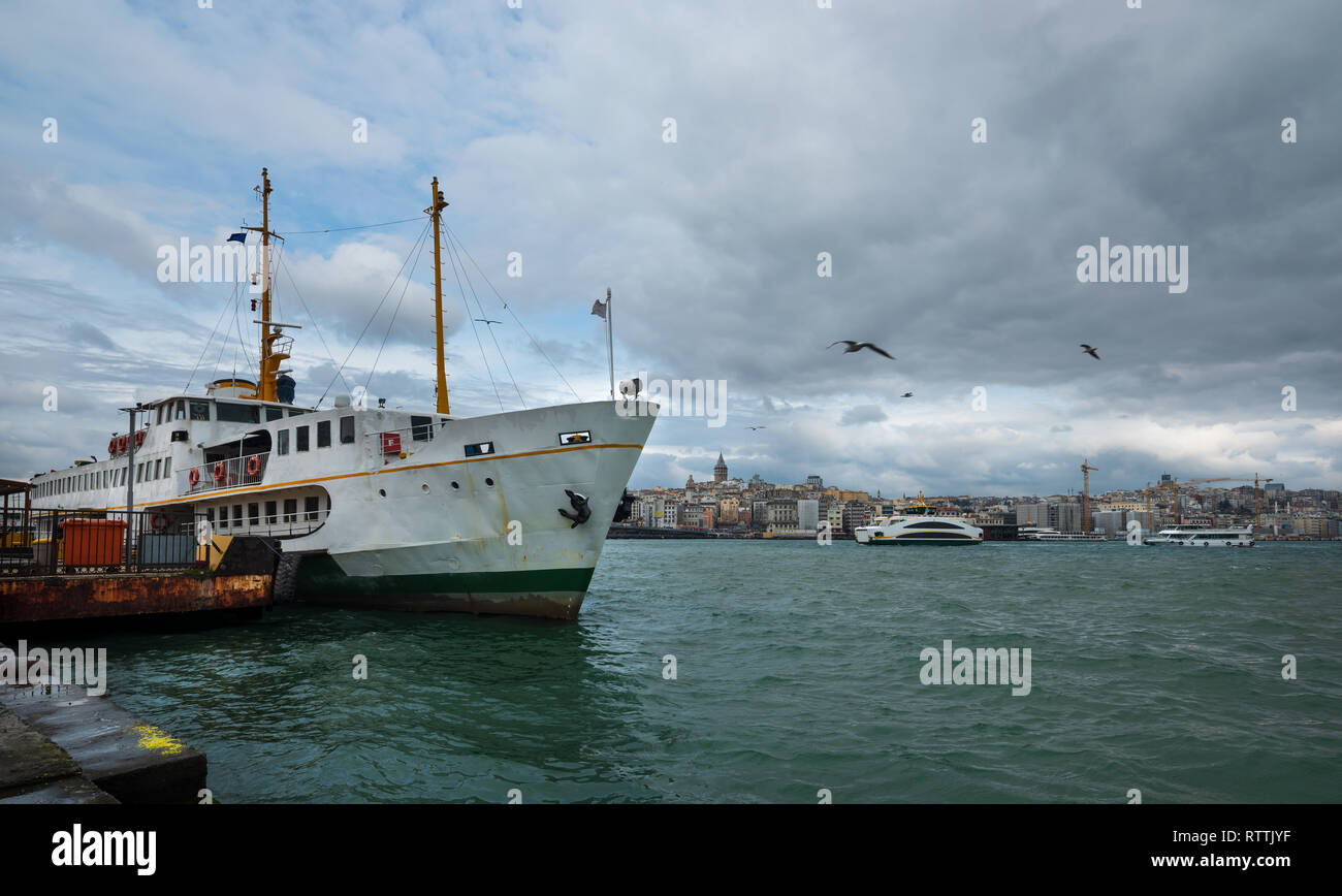 Inverno a Istanbul, traghetti per passeggeri e vista dal quartiere Eminonu, Turchia Foto Stock