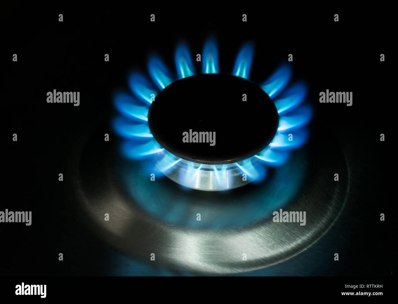 Il gas è in fiamme, il fornello 2 fuochi a gas bruciatore del piano di cottura in cucina, close-up. Il concetto di problemi con il gas naturale Foto Stock