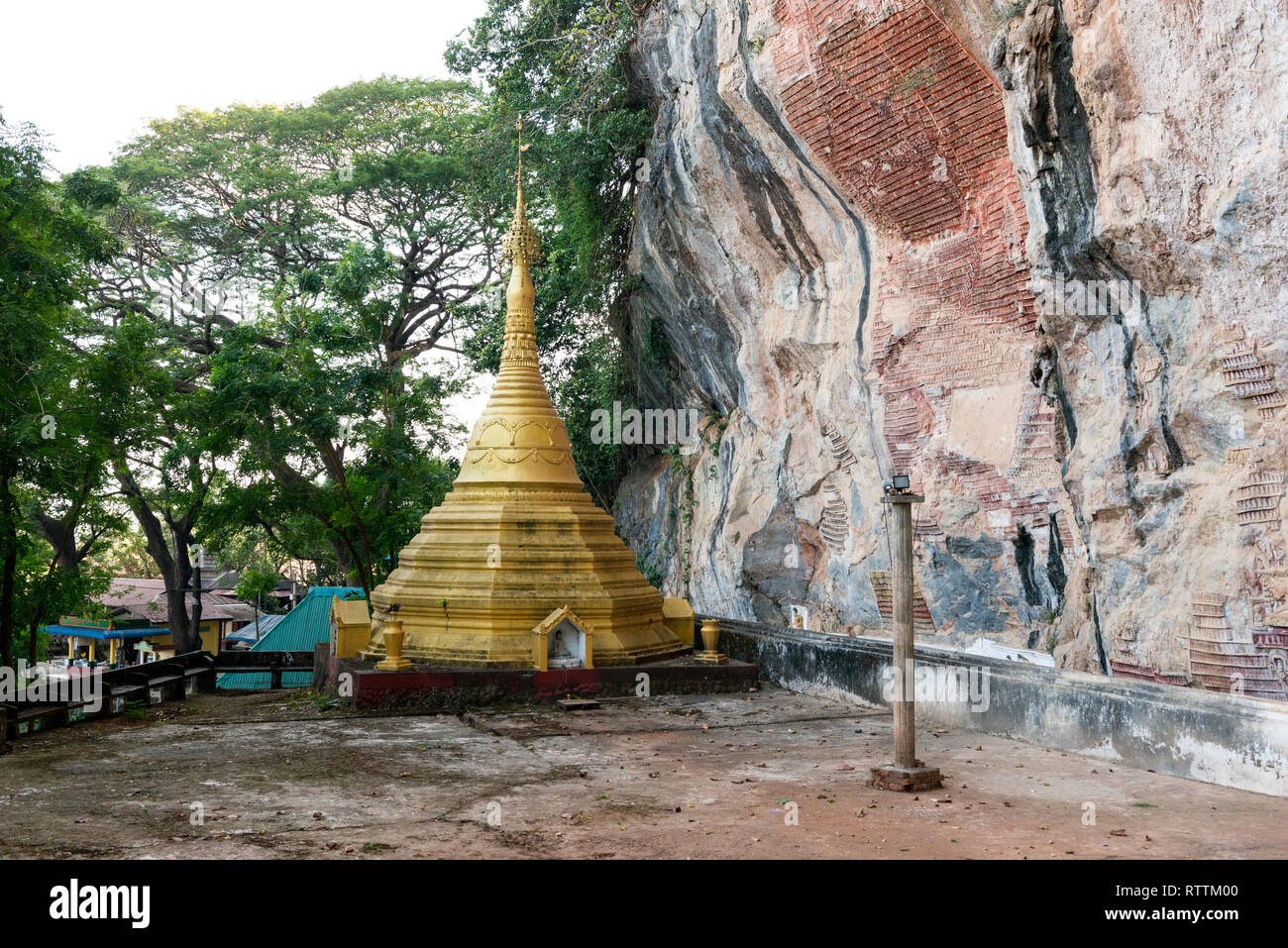 Di Hpa-an, MYANMAR - 19 novembre, 2018: immagine orizzontale della bellissima pagoda a Kaw Goon Grotta, punto di riferimento di Hpa-an, Myanmar Foto Stock