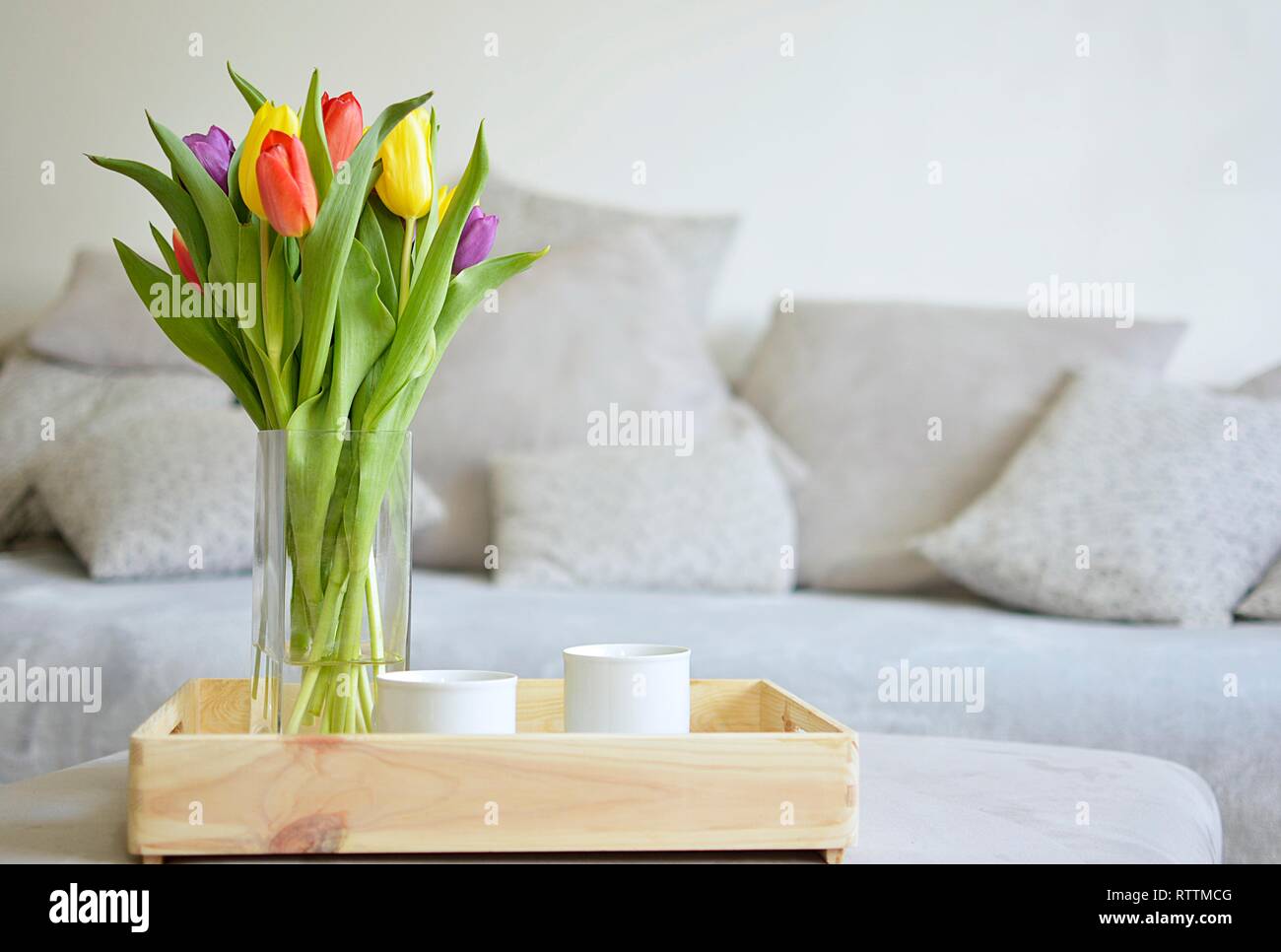 Bouquet di tulipani su un vassoio e in background Foto Stock
