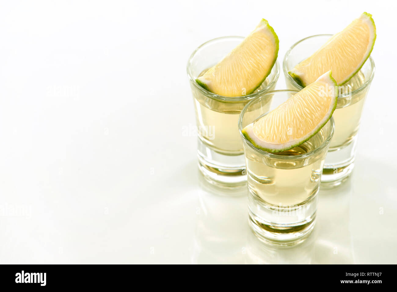 Tonica immagine. Un tequila riprese con una fetta di limone Foto Stock