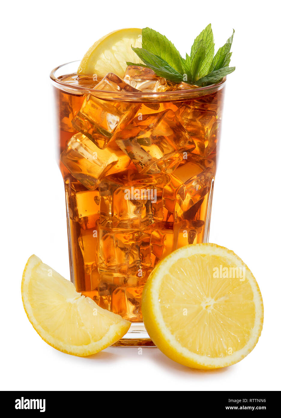Il bicchiere di tè freddo guarnito con limone e menta, isolato su sfondo bianco. Foto Stock