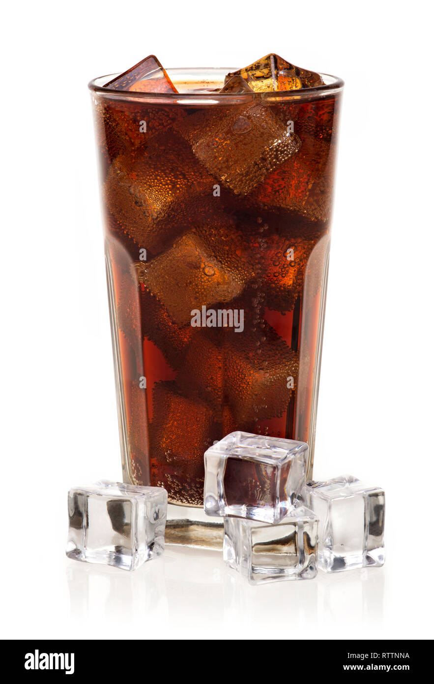 Bicchiere di cola con ghiaccio su sfondo bianco Foto Stock