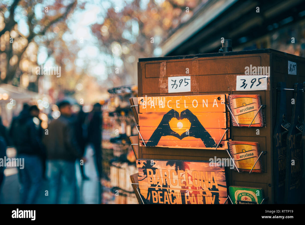 Materiale promozionale di Barcellona nel chiosco di Souvenir su La Rambla, la strada dello shopping di Barcellona Spagna Foto Stock Materiale promozionale di Barcellona nel chiosco di Souvenir su La Rambla, la strada dello shopping di Barcellona Spagna Foto Stock