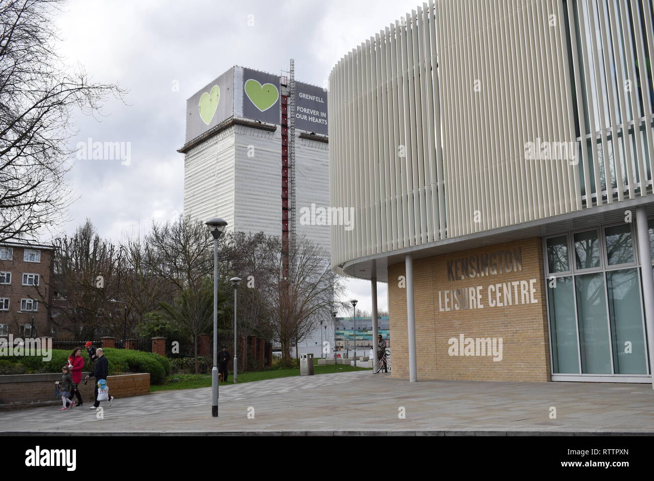 Vista di Grenfell Tower, con telone di copertura e impalcatura. Il grande incendio che era 14 giugno 2019, è oggetto di una pubblica inchiesta che continua. Foto Stock