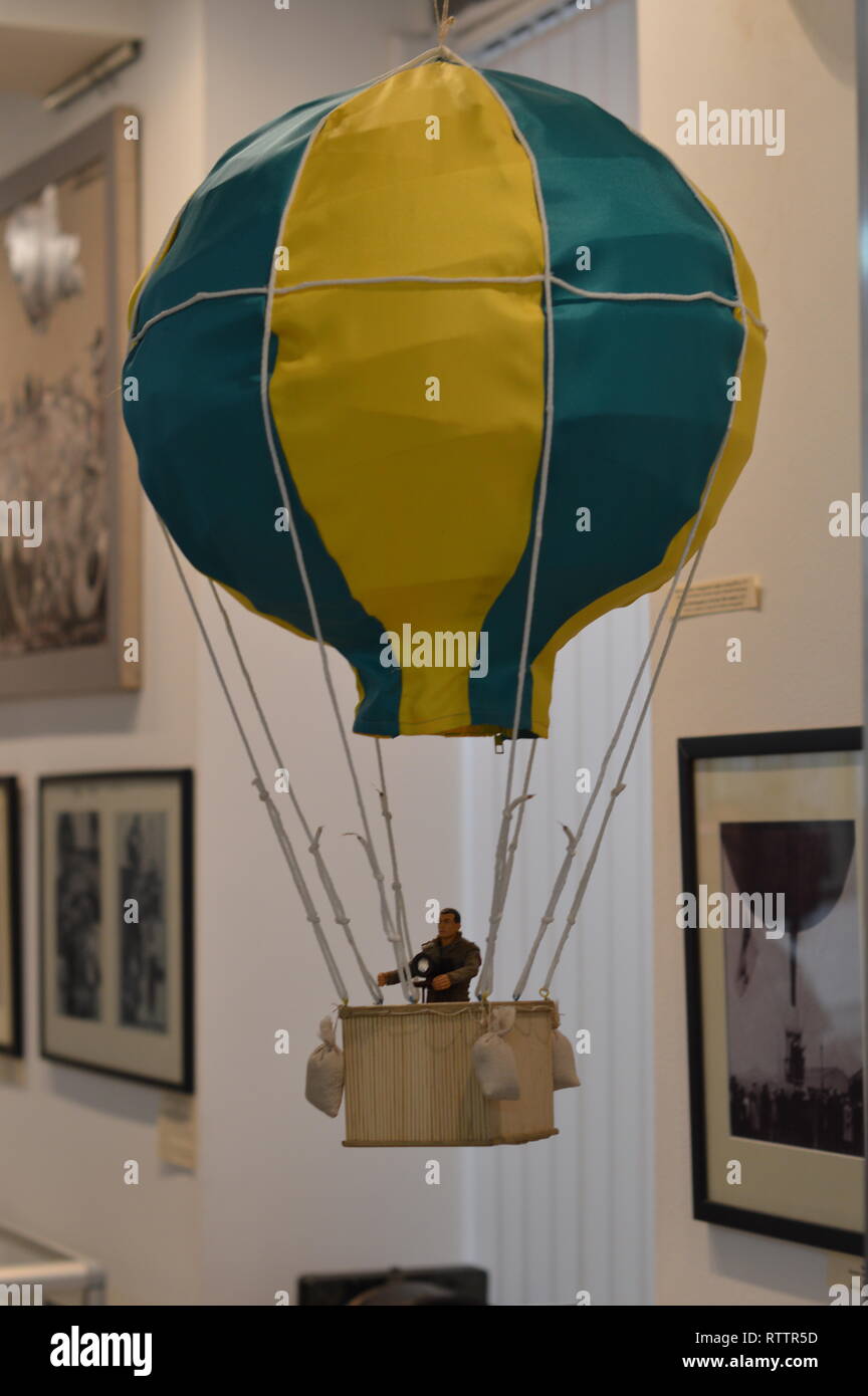 Figurina di un viaggiatore in un palloncino che impiega la terra dall'aria Foto Stock