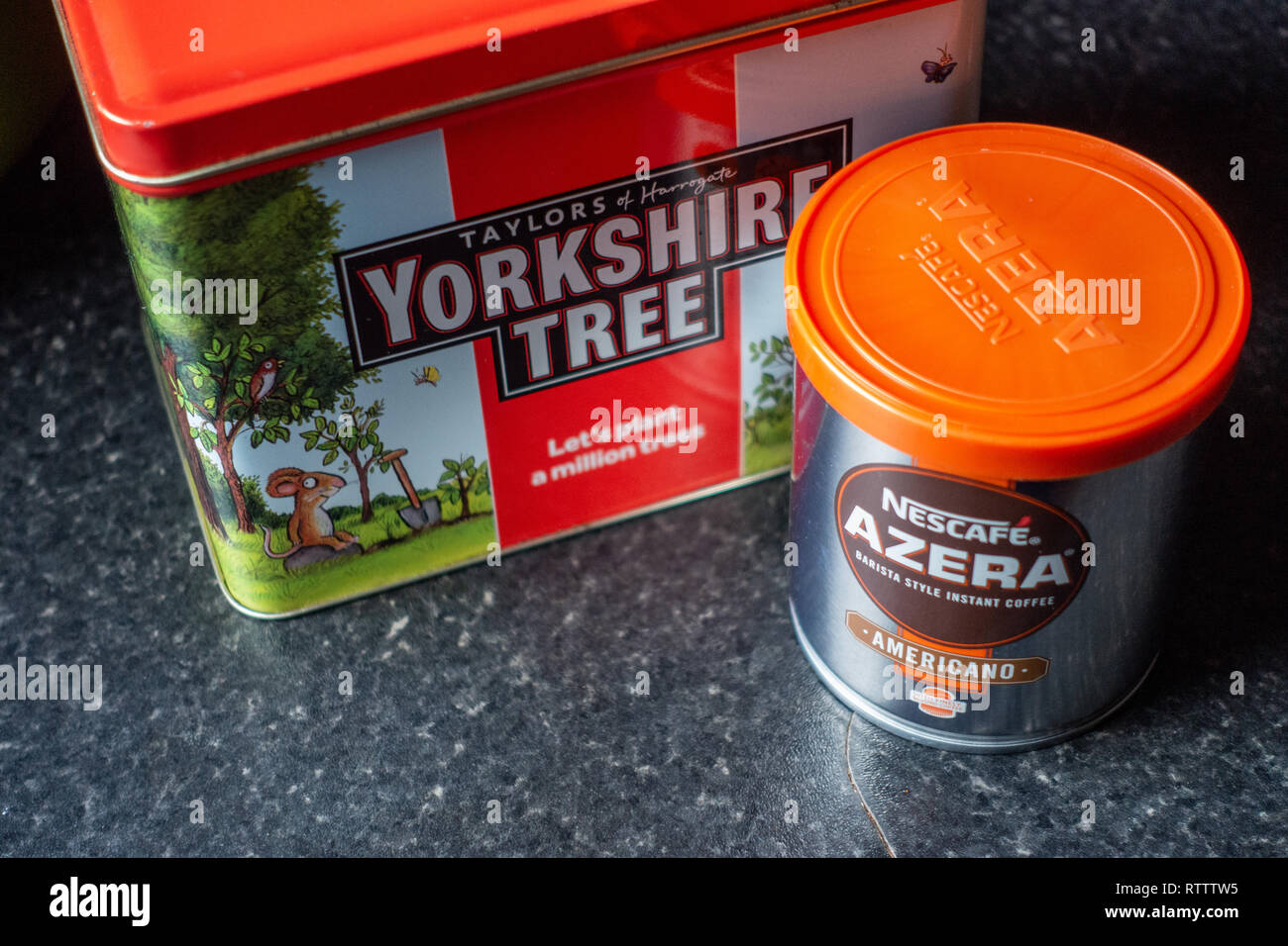 Stagno su Taylors tè inglese e una lattina di Nescafe caffè Americano insieme Foto Stock