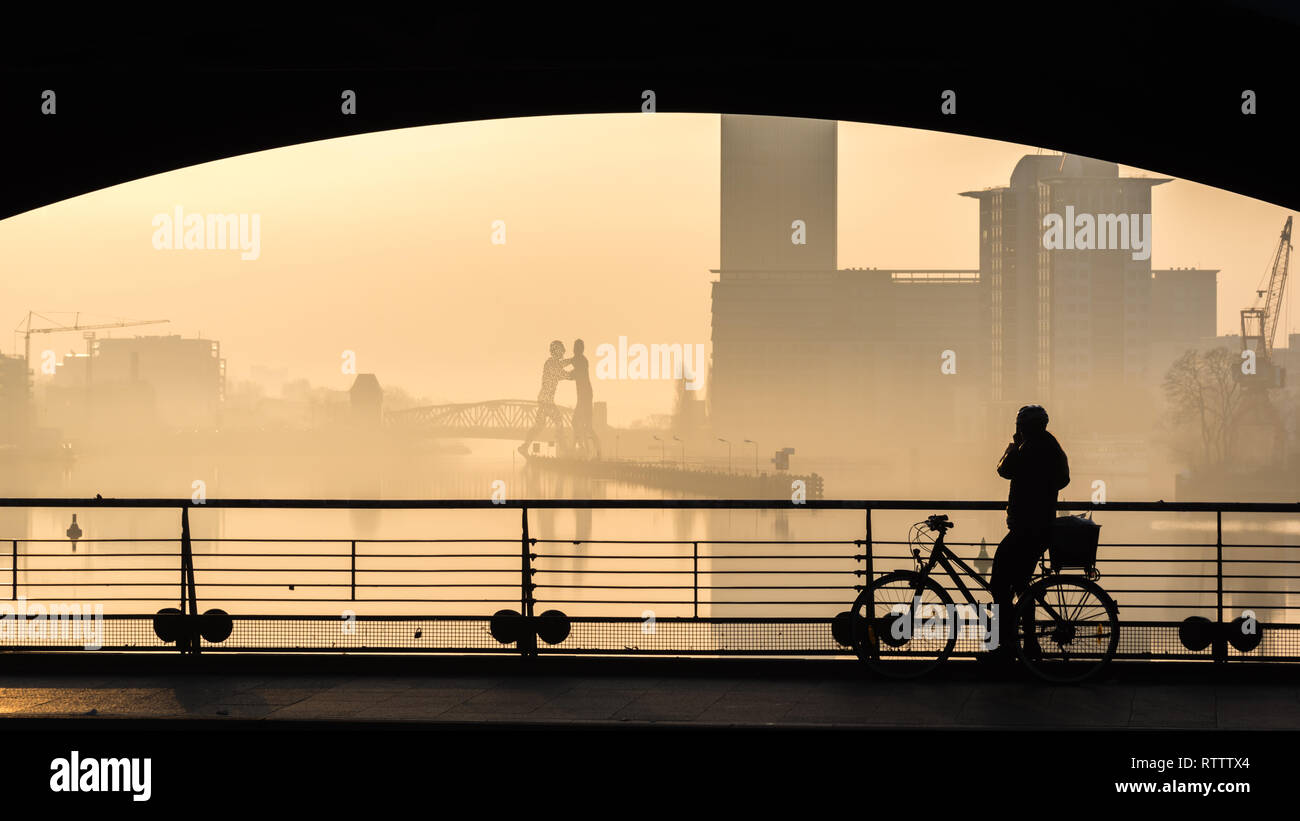 L'arco del Oberbaumbruecke in Berlin Friedrichshain con un ciclista su una bella mattina di sole Foto Stock