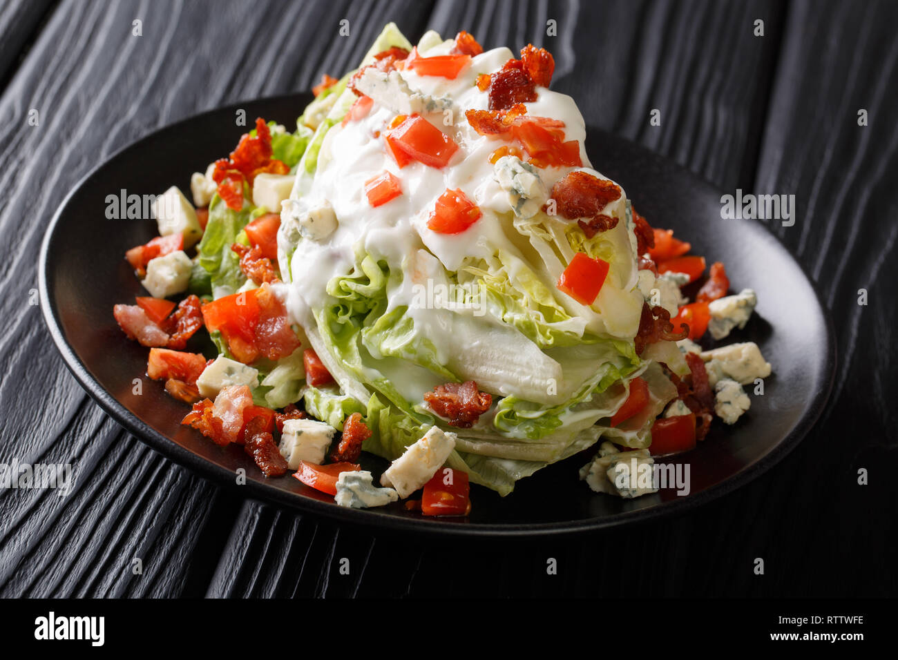 Cuneo Insalata con formaggio blu, pomodoro e pancetta closeup su una piastra sul tavolo orizzontale. Foto Stock