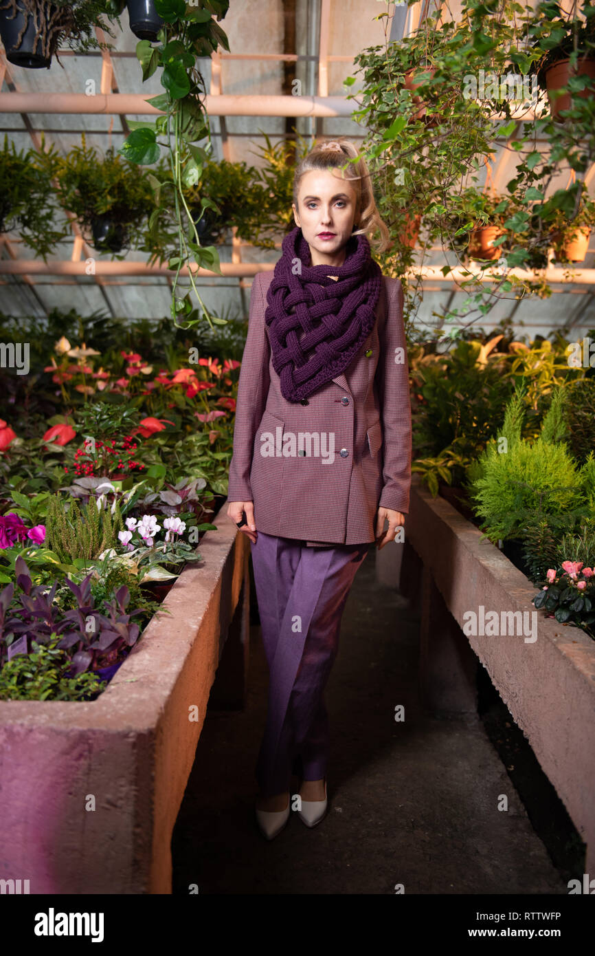 Bella donna gravi essendo pronti per uscire Foto Stock