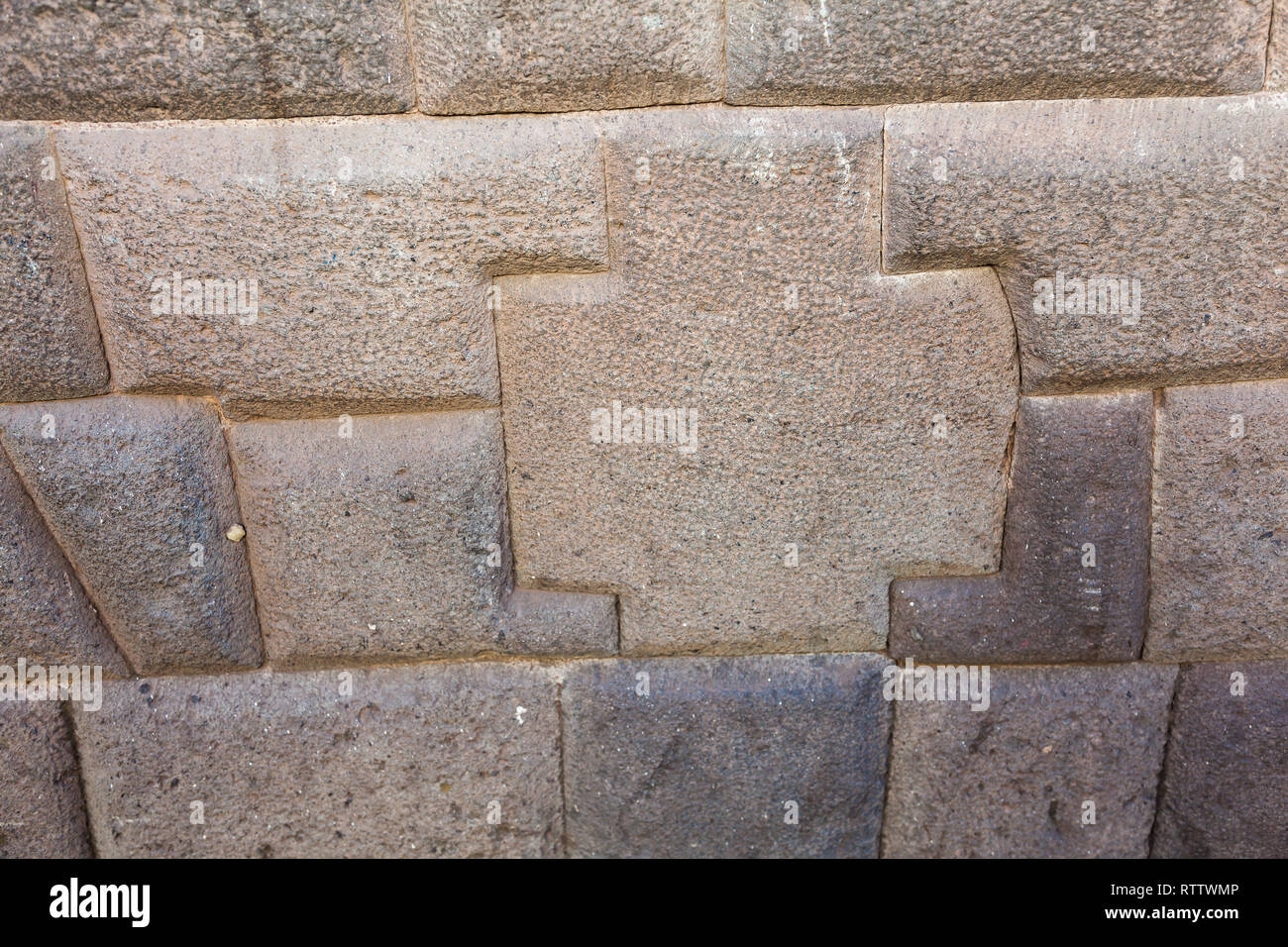 Mura Inca nelle strade di Cusco, pietre scolpite per un perfetto montaggio Foto Stock