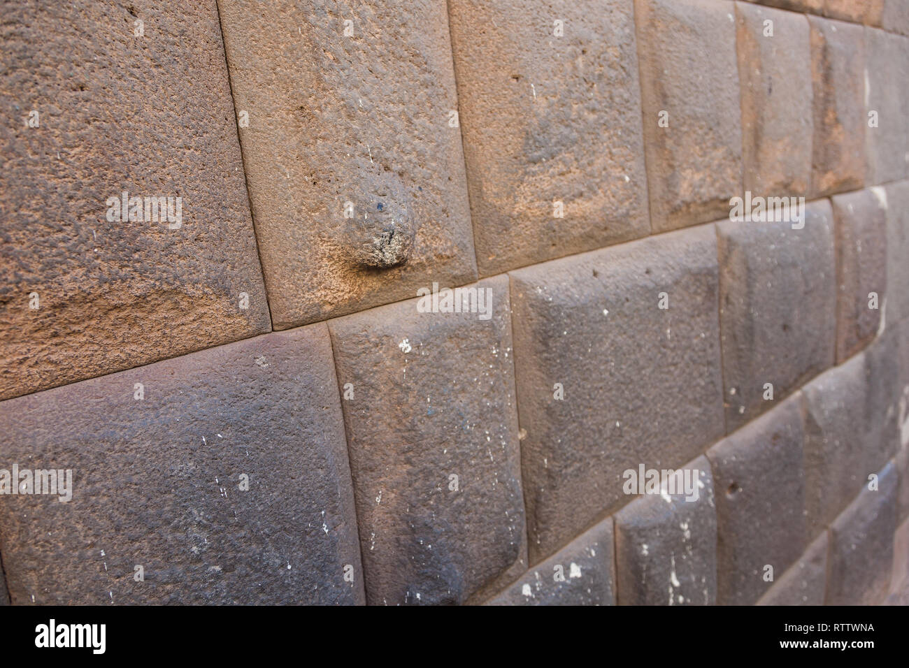Mura Inca nelle strade di Cusco, pietre scolpite per un perfetto montaggio Foto Stock
