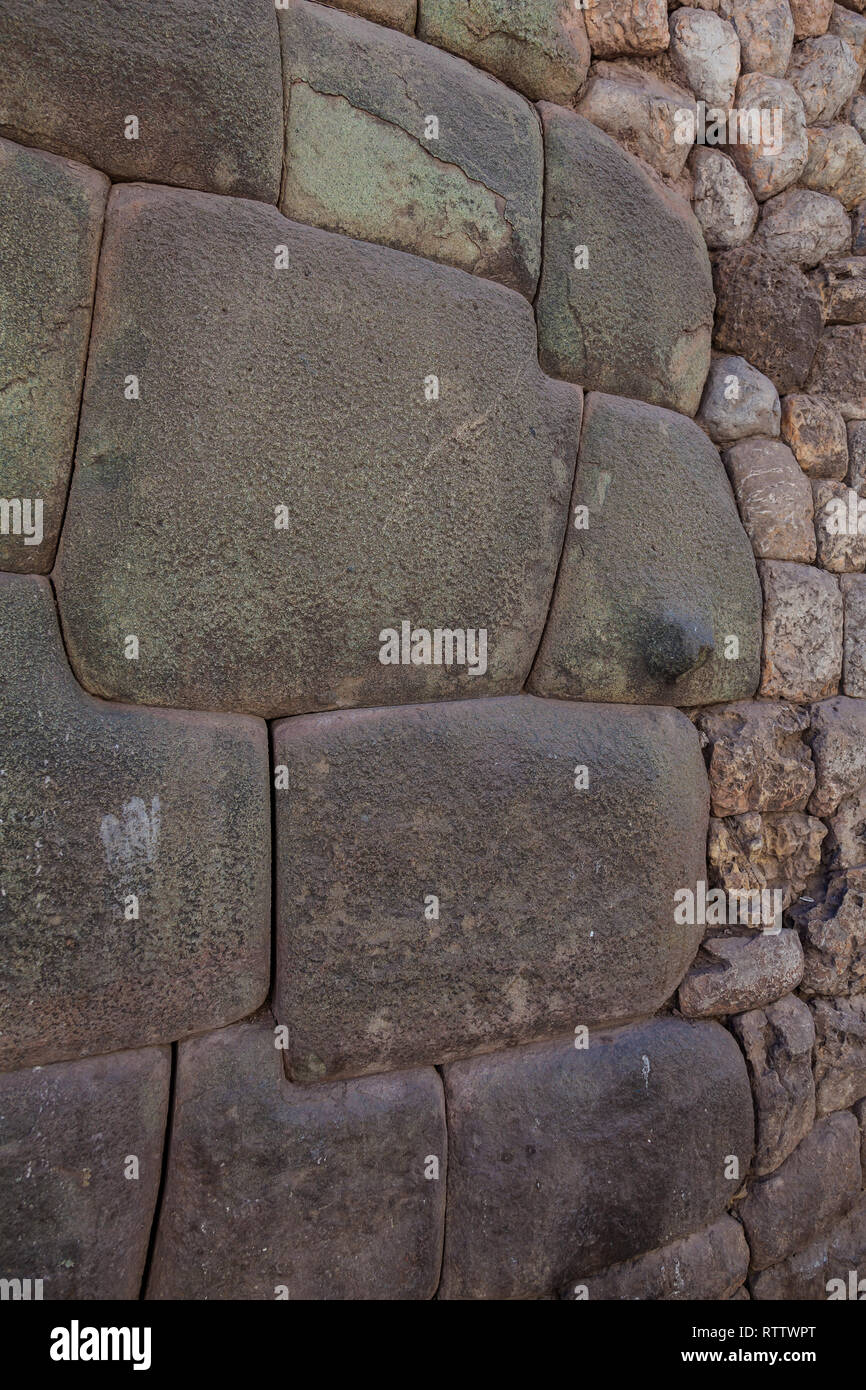 Mura Inca nelle strade di Cusco, pietre scolpite per un perfetto montaggio Foto Stock