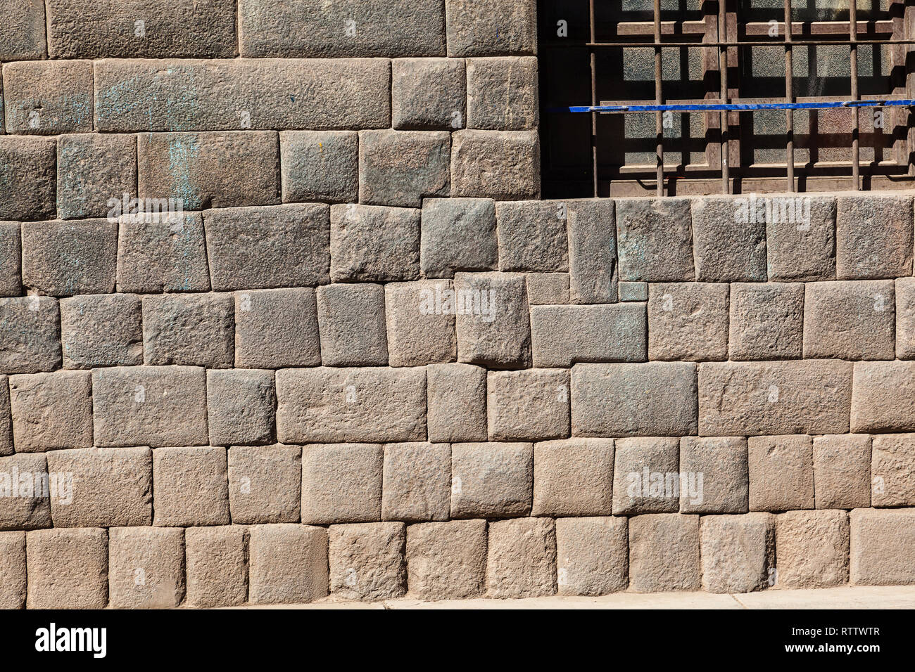 Mura Inca nelle strade di Cusco, pietre scolpite per un perfetto montaggio Foto Stock