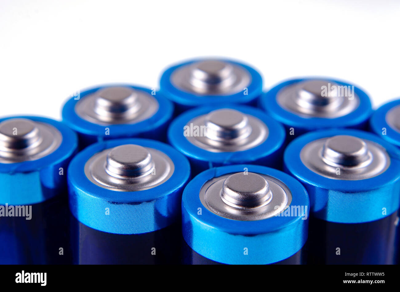 Blu-azzurro batterie AA close up su uno sfondo bianco. La profondità di campo di una macro. Foto Stock