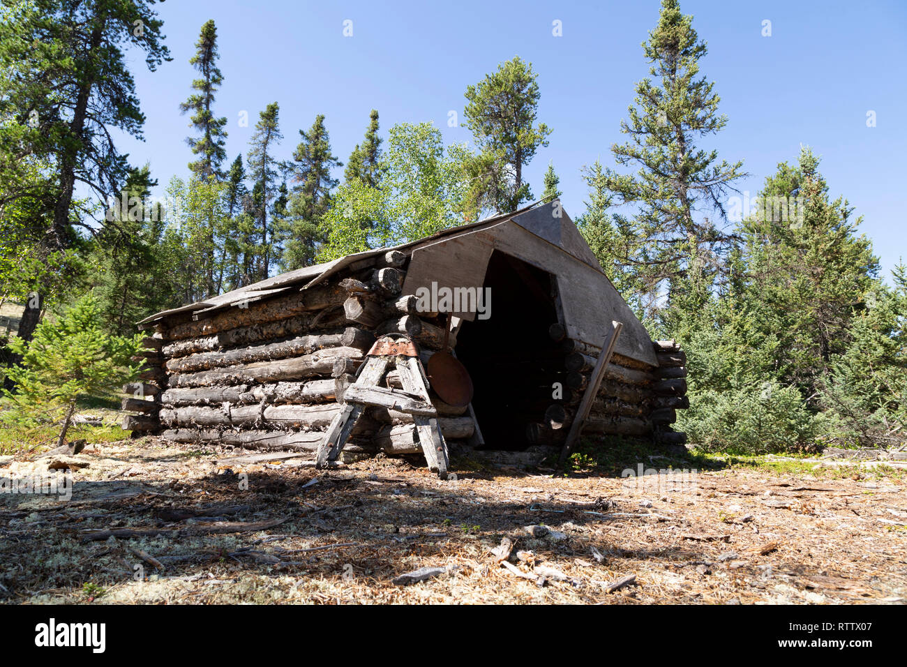 Un log cabin in Northern Manitoba, Canada. La cabina è utilizzato dai cacciatori durante la stagione di caccia invernale. Foto Stock