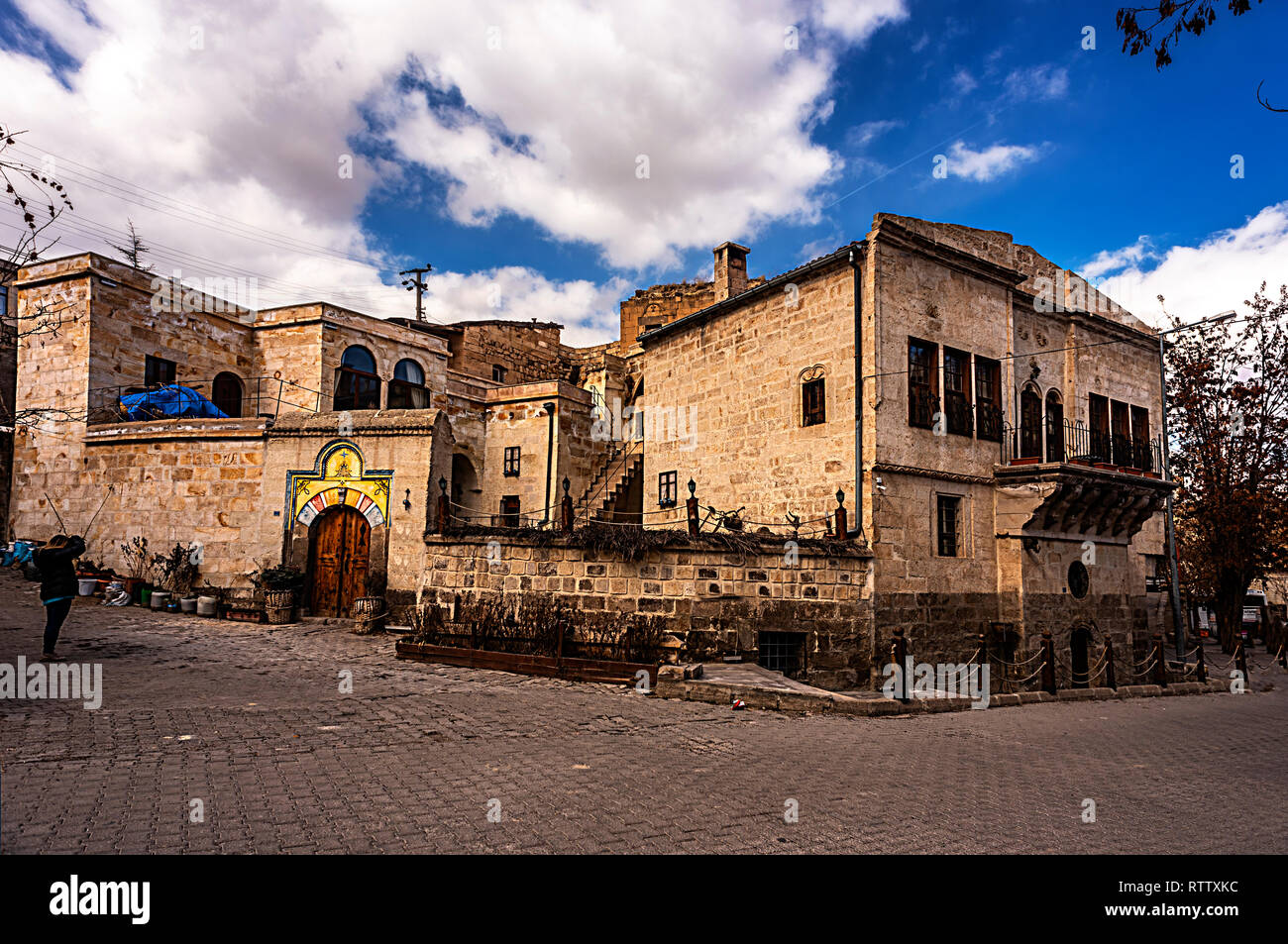 Il vecchio nome della città Mustafapasa è 'Sinasos'. Si trova ai piedi della collina Golgoli, che è composto da strati di tufo della Cappadocia e tra R Foto Stock