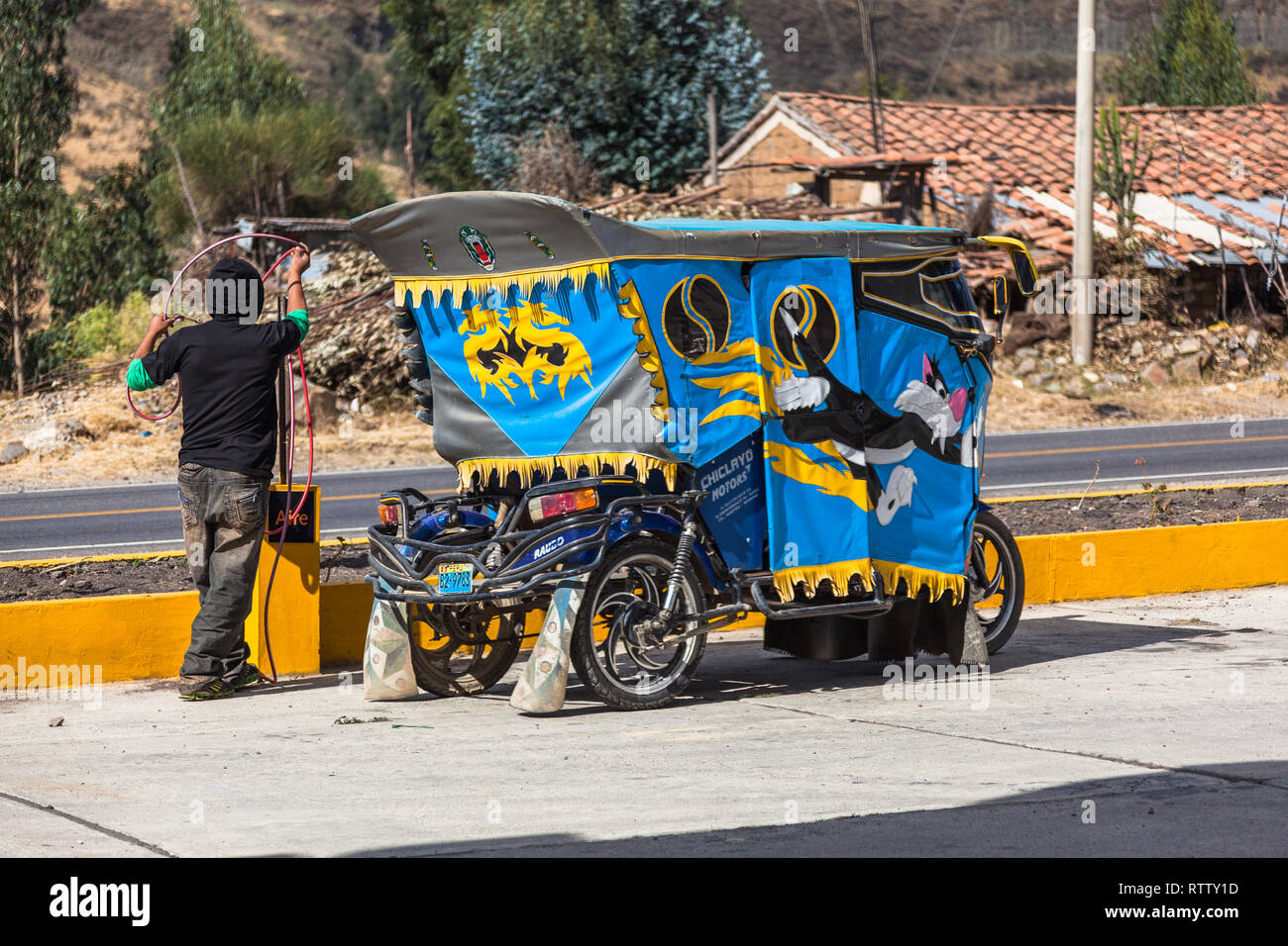 Huaraz, Perù, Luglio 2018: Motorizzato tre ruote di trasporto con i coperchi in plastica che il trasporto di passeggeri su brevi distanze, cercando di aria in una se Foto Stock