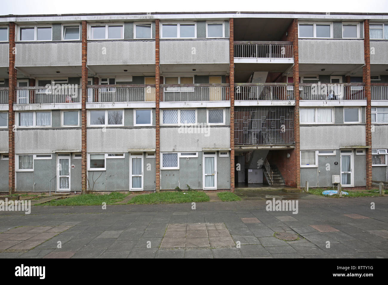 Una corsa verso il basso, quattro piani in blocco del consiglio maisononets a Basildon, Essex, Regno Unito. Appartamenti ancora occupata ma programmati per la demolizione. Foto Stock