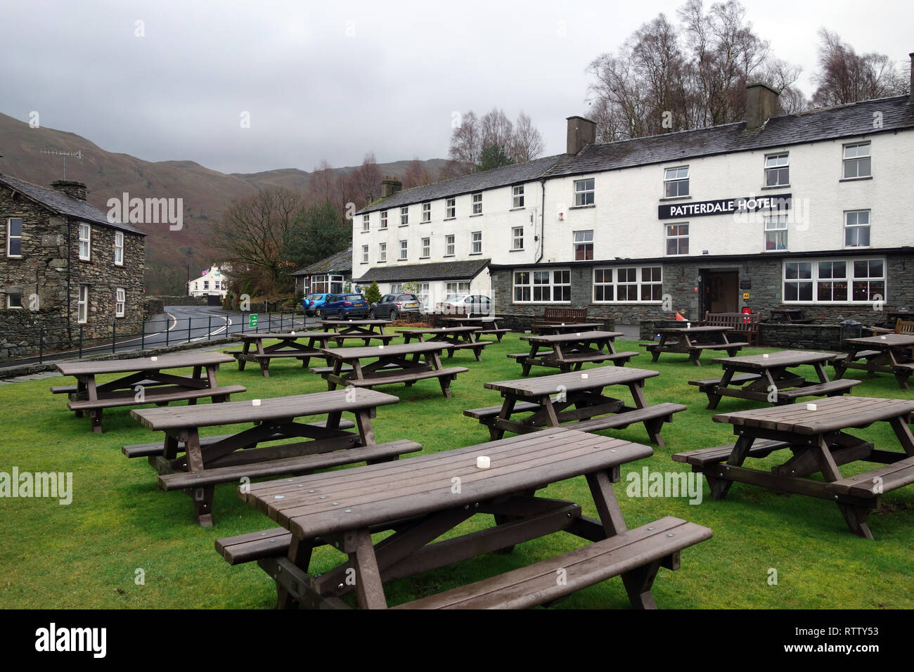 Tavoli in legno al di fuori del Patterdale Hotel nel Parco Nazionale del Distretto dei Laghi, Cumbria, England, Regno Unito Foto Stock