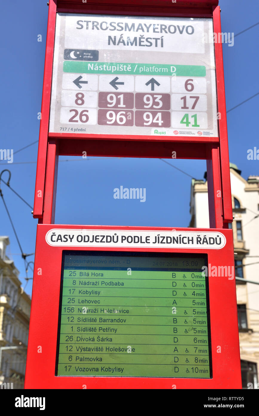 Bus elettronico alla fermata del tram con segno dare entrambi i percorsi e il tempo di arrivo, Praga Foto Stock