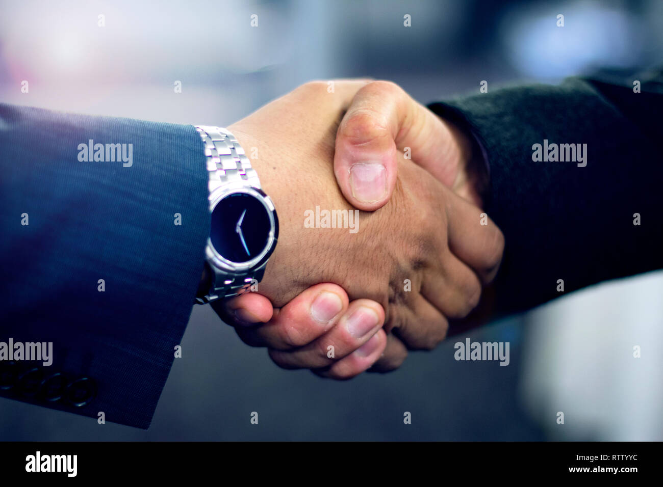 Close up di ispanici business man mano tremante in abiti formali dopo la chiusura della trattativa in ufficio Foto Stock