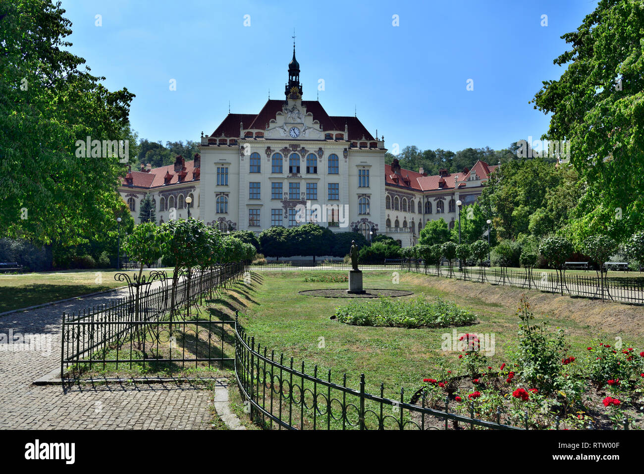 Giardino di Praga e anteriore della scuola primaria (Základní škola) edificio nella regione Karlín, Repubblica Ceca Foto Stock
