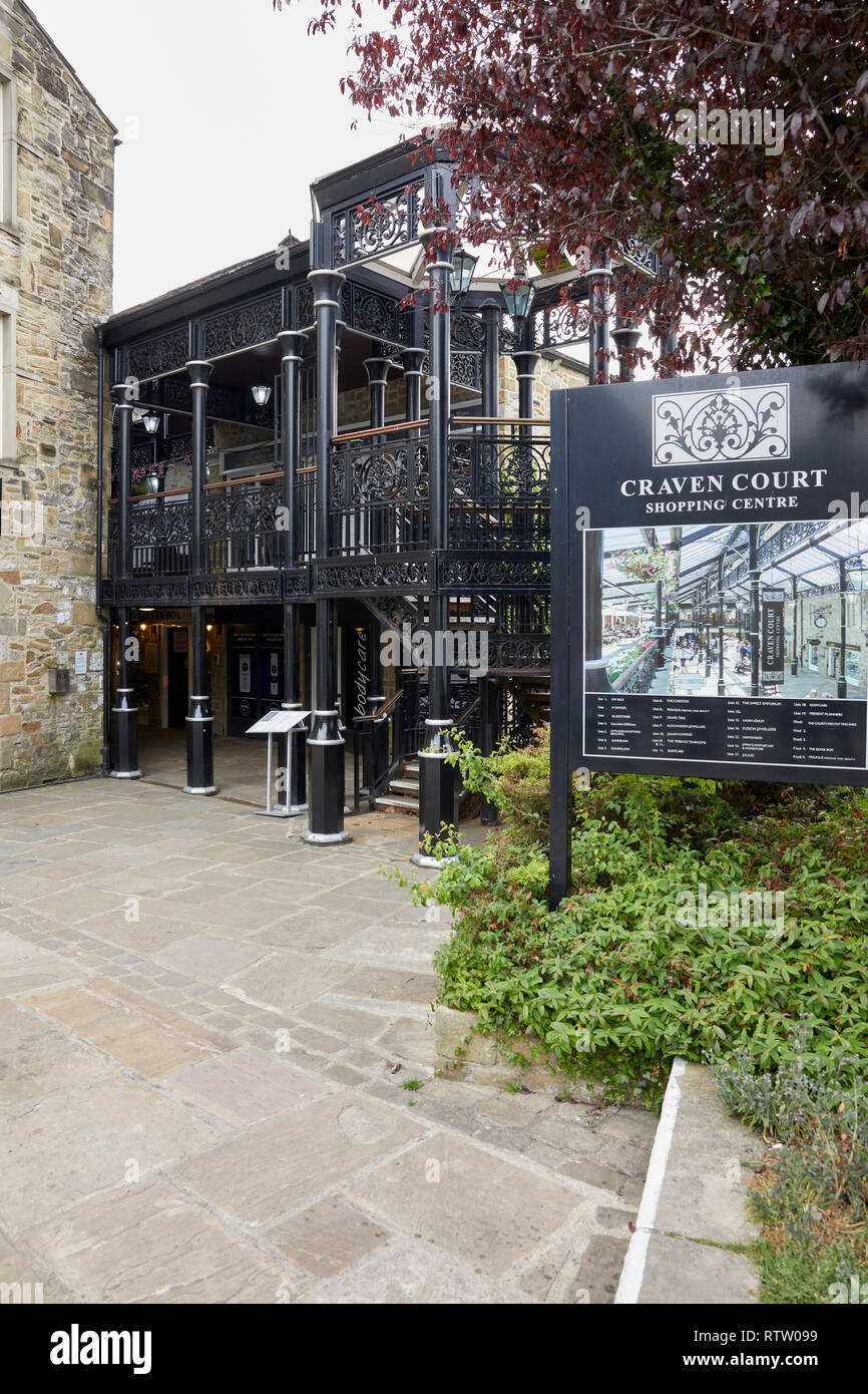 CRAVEN CORTE Shopping Centre, HIGH ST, Skipton, North Yorkshire, Regno Unito il 31 maggio 2018. Interno del centro shopping ornato tetto di vetro e ferro battuto. Foto Stock