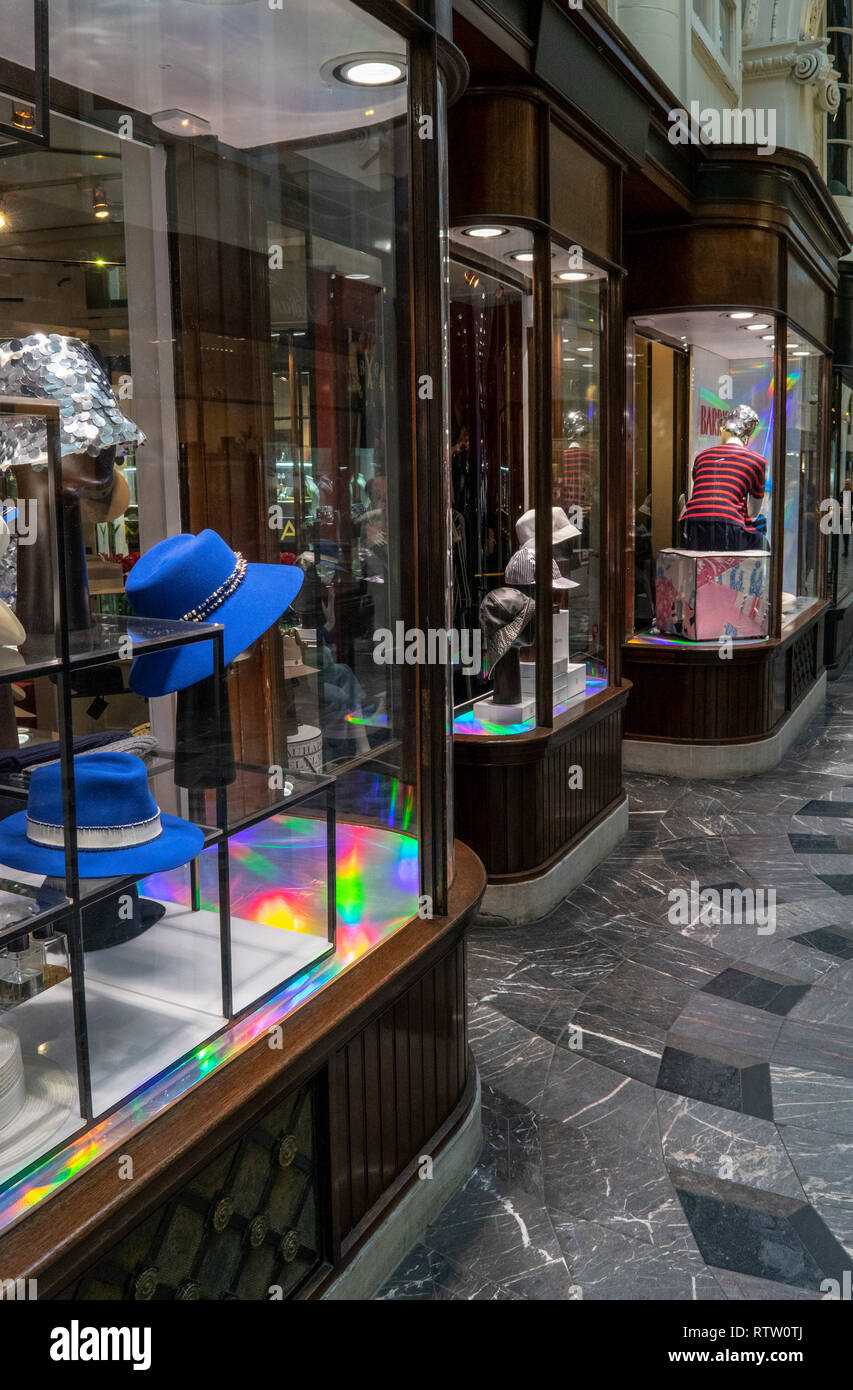 Hat shop la finestra di visualizzazione che mostra un effetto arcobaleno nelle riflessioni in Burlington Arcade, London, Regno Unito Foto Stock