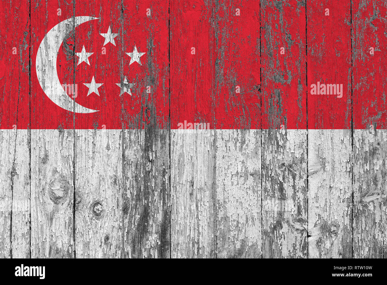 Bandiera di Singapore dipinta su usurata in legno sfondo texture. Foto Stock