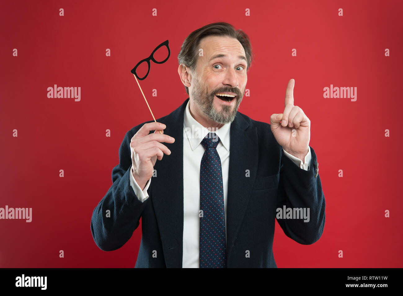 Unisciti a carnevale. Uomo abito formale indossare occhiali finti  accessorio. Allegro imprenditore nel partito Photo Booth puntelli. Guy  godendo il carnevale di partito. Festa di celebrazione. Avendo  divertimento. Ufficio partito corporate Foto stock - Alamy